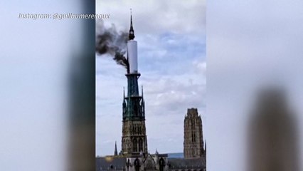 Catedral da cidade de Rouen pega fogo