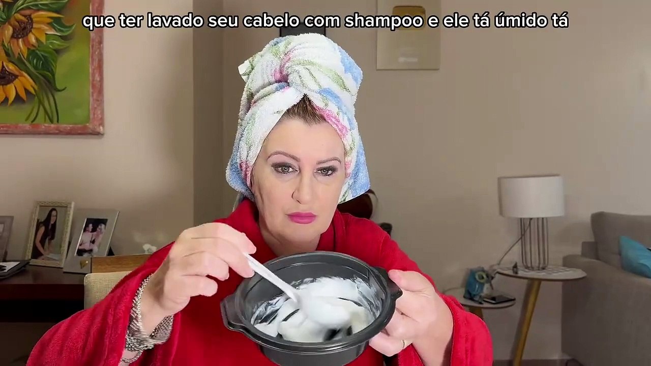 Peguei no Armário passei no cabelo e ficou liso e Brilhante,não gastei nada.