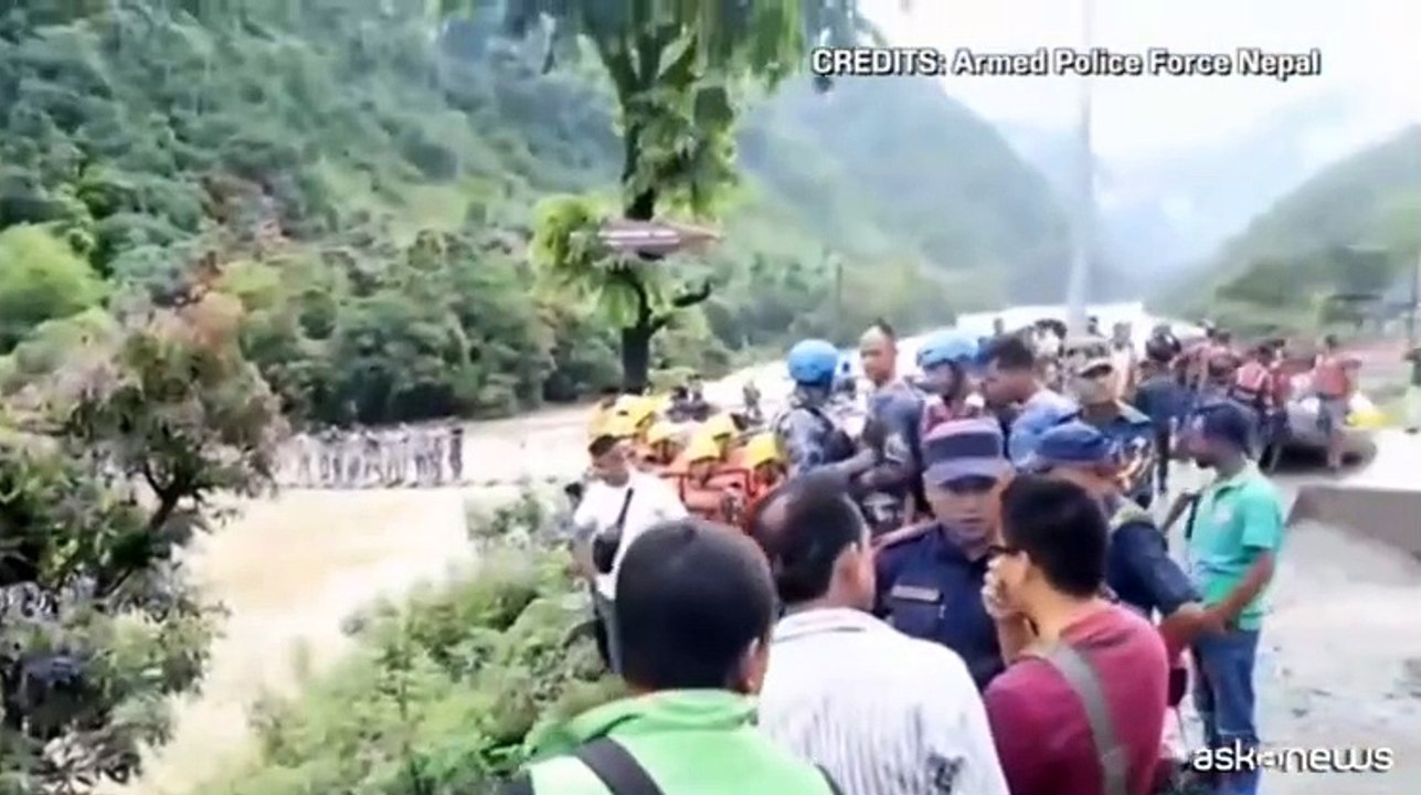 Nepal, due bus nel fiume travolti da una frana: oltre 60 dispersi