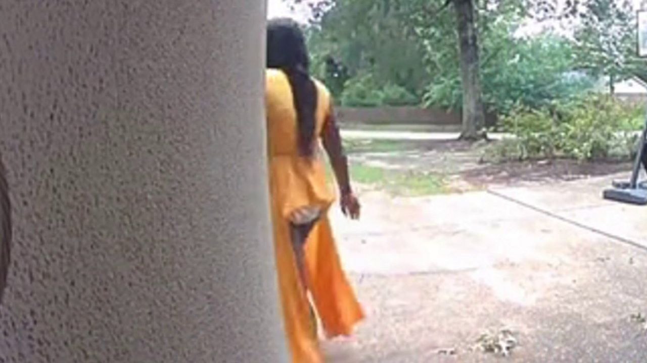 Frau verlässt das Haus, ohne zu wissen, dass das Kleid in ihrer Unterwäsche steckt
