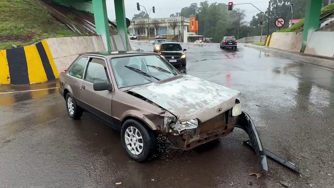 Escort e van se envolvem em acidente na Rua Souza Naves Sul