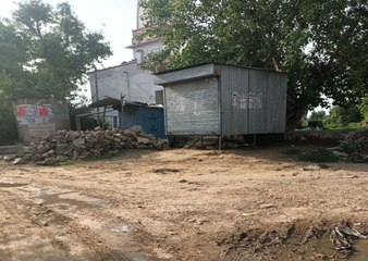 दंबगों ने जोहड और रास्ते पर किया कब्जा, वाहन निकालना भी मुश्किल