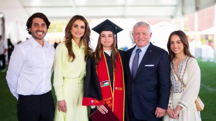 GALA VIDEO - Rania de Jordanie radieuse : sa fille Iman et son mari la couvrent de tendresse