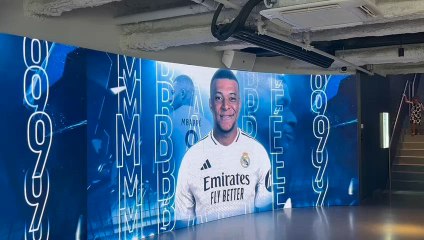 La imagen de Mbappé en la entrada de la tienda