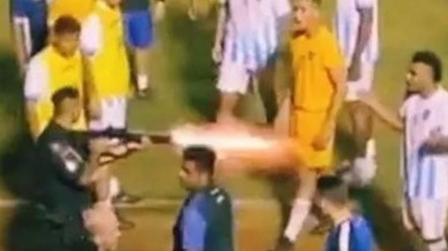 Rissa in campo, il poliziotto spara un proiettile di gomma. Follia nella seconda divisione brasiliana