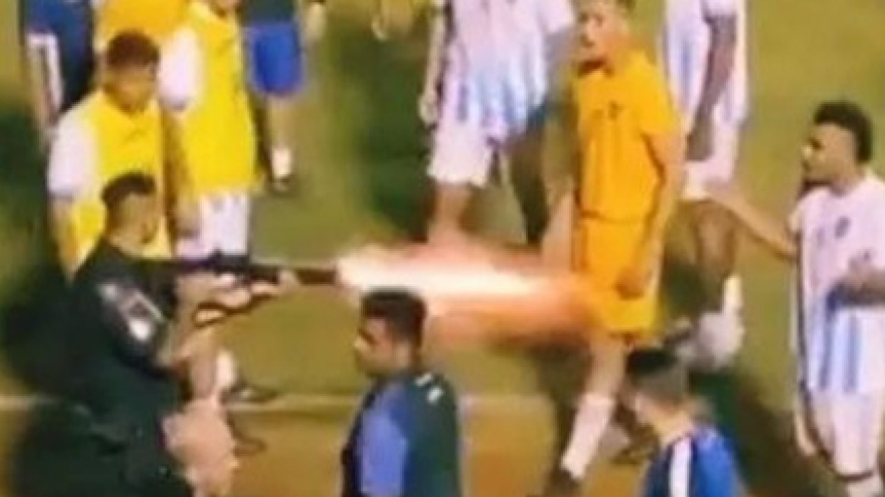 Rissa in campo, il poliziotto spara un proiettile di gomma. Follia nella seconda divisione brasiliana