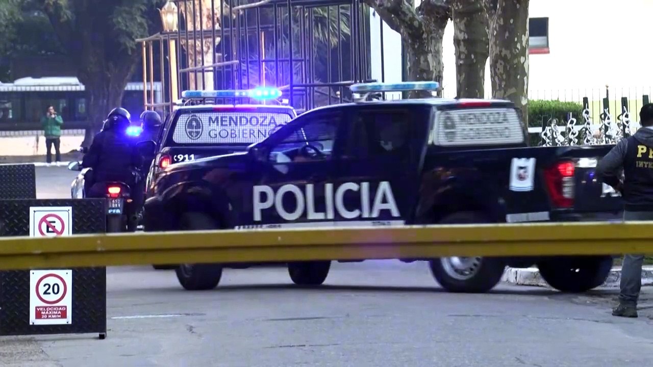 Trasladan a Mendoza a rugbiers franceses acusados de violación en Argentina