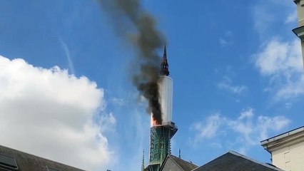 Incendiada la aguja de la catedral de Ruan, una de las más emblemáticas de Francia