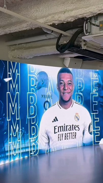 IMAGEN GIGANTE de MBAPPÉ en la ENTRADA a la TIENDA del REAL MADRID