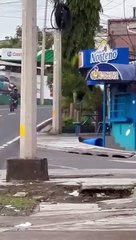 Momento en que responsable de muerte de hondureño huye del lugar