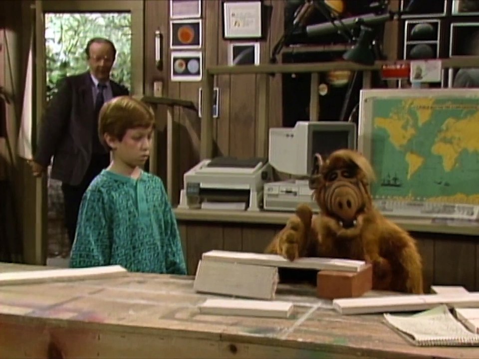 Alf le enseña karate a Bryan | Alf (1987) S2 Ep21: "Golpeame con lo mejor que tienes"