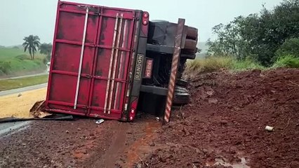Carga de milho fica espalhada após acidente na BR-163 entre Cascavel e Sede Alvorada