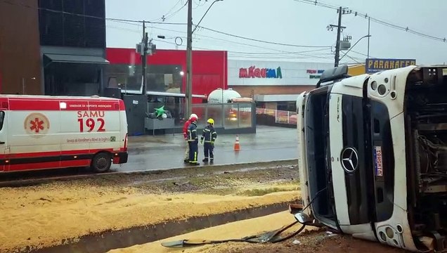 Caminhoneiro fica ferido após tombar carreta carregada com milho na BR-277 em Cascavel