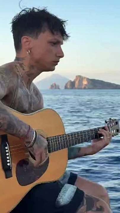 Ultimo si ricarica alle Isole Eolie: emozioni in barca mentre lo Stromboli... "urla"