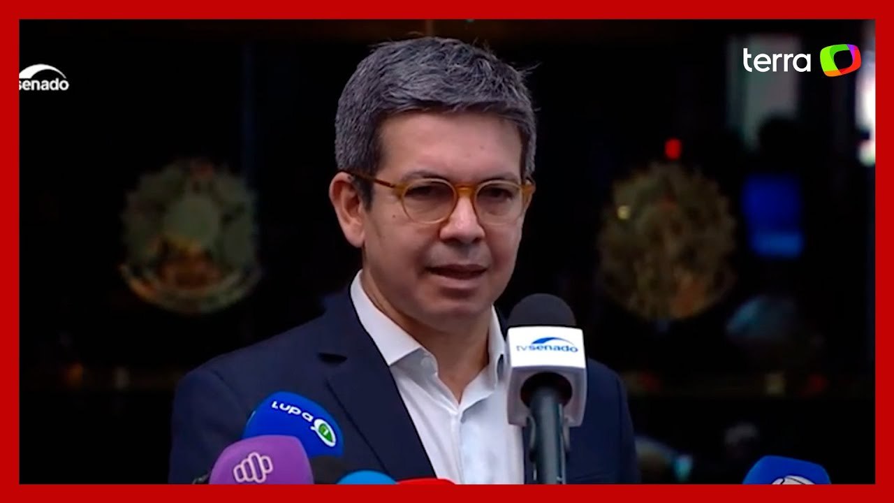 Randolfe diz que governo Bolsonaro 'perseguia adversários' ao invés de comprar vacina