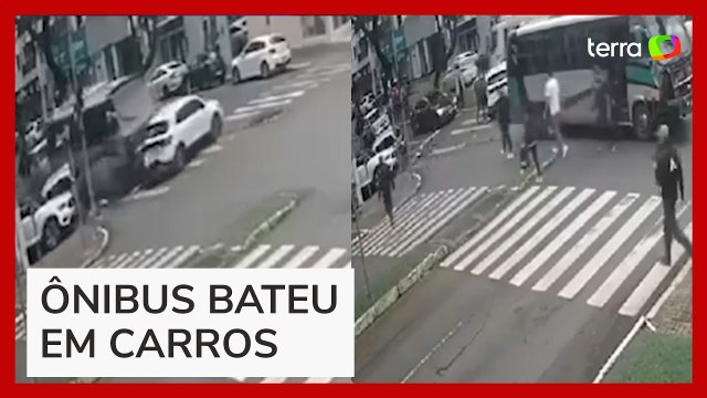 Ônibus arrasta ao menos 5 veículos em cruzamento em Chapecó