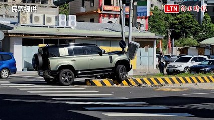 剛買半年休旅車撞斷號誌燈 駕駛累了、車頭毀了、200萬沒了（民眾/警方提供）