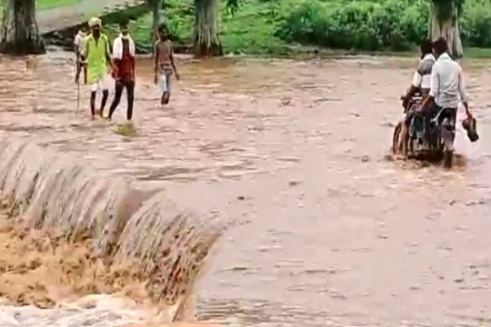 यहां जान जोखिम में डालकर उफनती नदी पार कर रहे लोग, हैरान कर देगा वीडियो