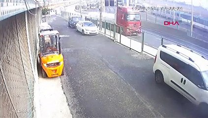 İETT otobüsü TIR'a çarptı: Yaralılar var