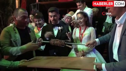 Artvinli gelinle damat düğün pastası yerine döner kesti