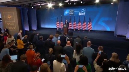 Nuovi lapsus di Biden al vertice Nato ma lui difende la candidatura