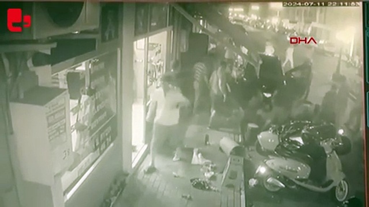 Otomobil, kıraathane önünde oturanların arasına daldı; 11 kişi yaralandı