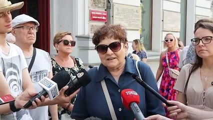 Mieszkańcy o tunelu.