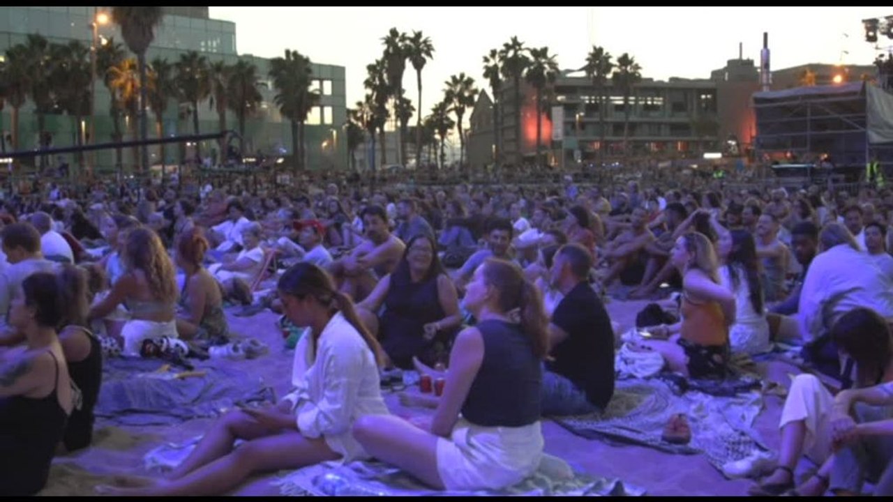 Migliaia in spiaggia a Barcellona per un concerto di musica classica