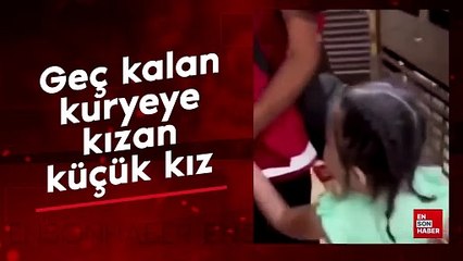 Geç kalan kuryeye kızan küçük kız