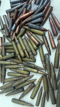 Fuzis, metralhadora e munições: bunker é alvo de apreensão na Região Metropolitana de Salvador