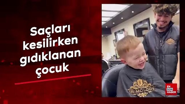 Saçları kesilirken gıdıklanan çocuk