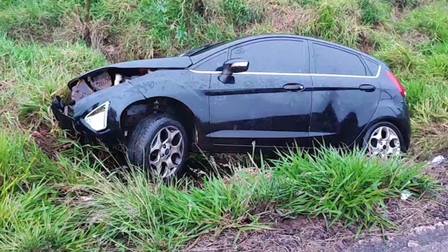 Mulher perde o controle da direção e vai parar em barranco às margens da BR-467, em Cascavel