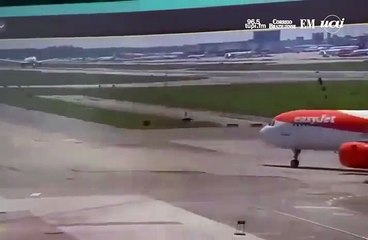 Avião bate cauda ao decolar em Milão