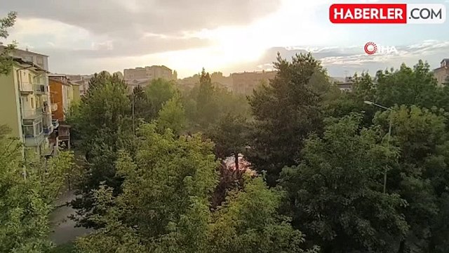 Sivas'ta güneşli havada yağmur yağınca ortaya belgesel tadında görüntüler çıktı