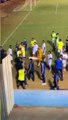 Choc durante partita di calcio: poliziotto contro il portiere