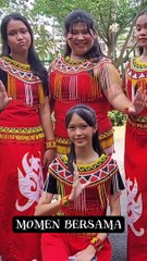 Penari tarian adat Dayak Borneo