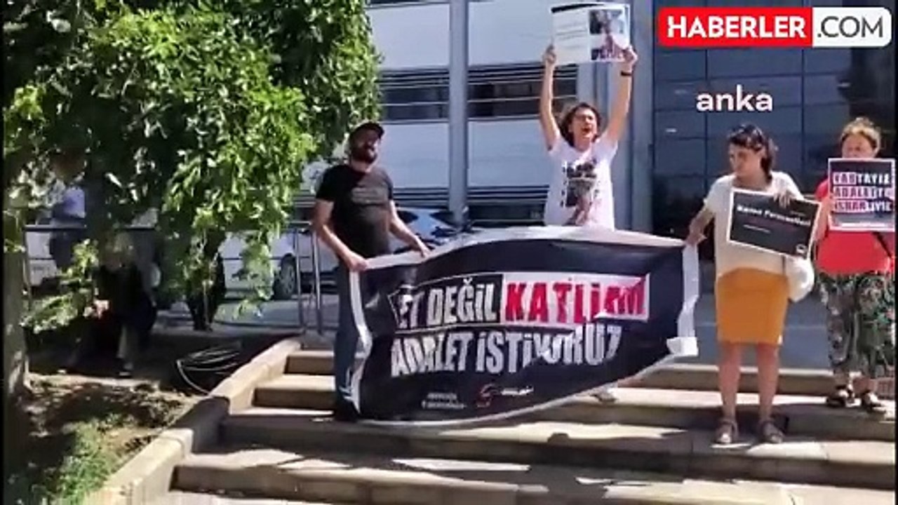 Depremde yakınlarını kaybeden kadın adalet istiyor