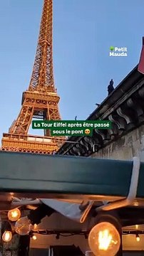 Véritable ambiance péniche sous les ponts avec une belle vue Tour Eiffel ✨ avec @jpeuxpas_jaipeniche Tous les samedis cet été ☀️ @jpeuxpas_jaipeniche Nos bons plans à retrouver sur notre lien en bio Abonne-toi au @petitmauda pour passer le