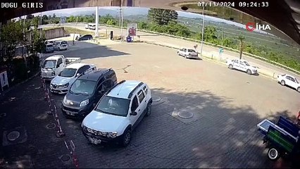 Römorktan kopan lastik akaryakıt istasyonuna işte böyle daldı