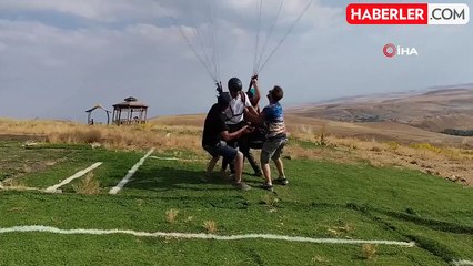 Yamaç paraşütüyle Ercişli 15 Temmuz şehidinin ismini dalgalandırdı