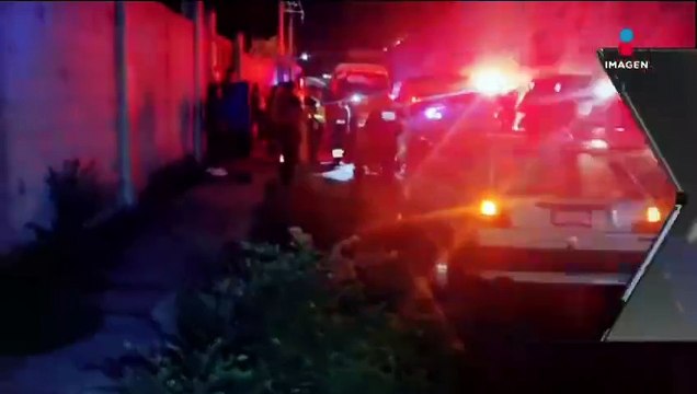 Chofer de combi se impacta contra un microbús estacionado en Tlaxcala