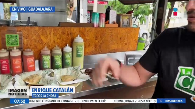 Nallely Medina desayuna tacos en el restaurante La Choza en Guadalajara