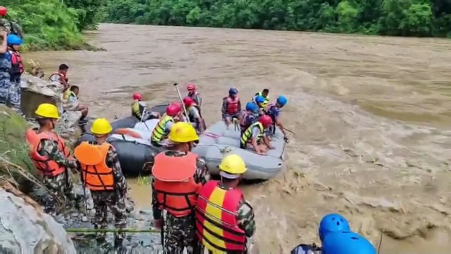 Más de 60 pasajeros desaparecidos y 11 muertos tras varios derrumbes en Nepal