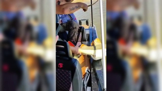 Pescadores salvam peixe 'entalado' com iguana no Rio Araguaia