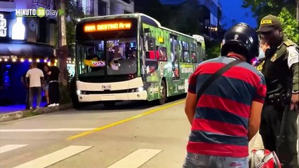 La policía intervino en la 45 del barrio Manrique dejando capturados y varios comparendos