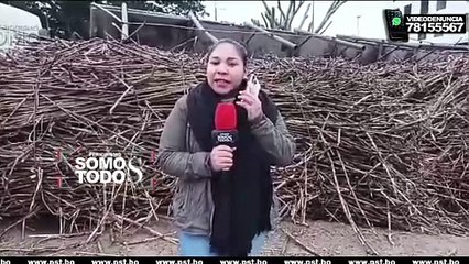 CARGA DE CAMIÓN SE DESEQUILIBRA Y VUELCA EN LA VÍA