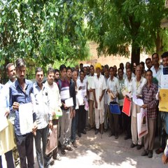 ग्रामीणों ने अधिकारियों को घेरा तो फिर फूले हाथ-पांव