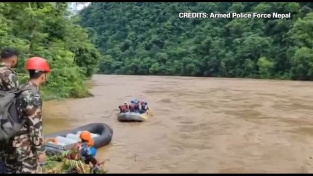 Nepal, due bus nel fiume travolti da una frana: oltre 60 dispersi