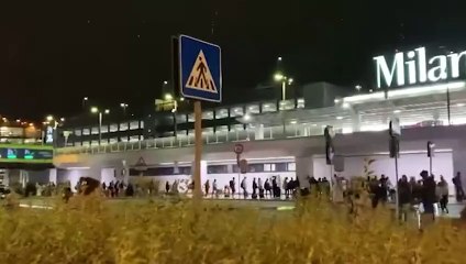 Taxi a Milano, il video impressionante di centinaia di persone in attesa all?aeroporto di Linate