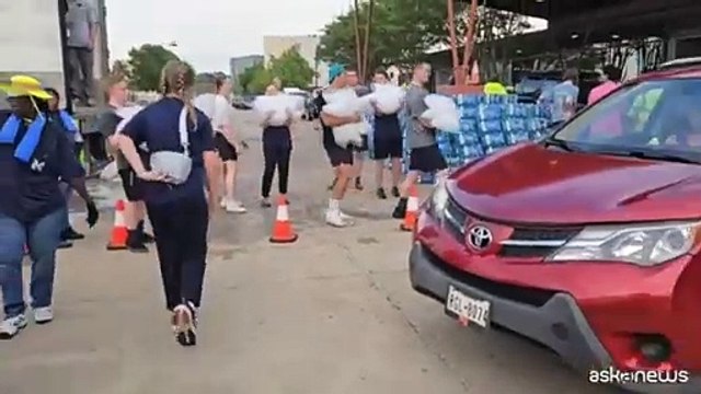 Houston senza corrente dopo l'uragano Beryl, residenti disperati